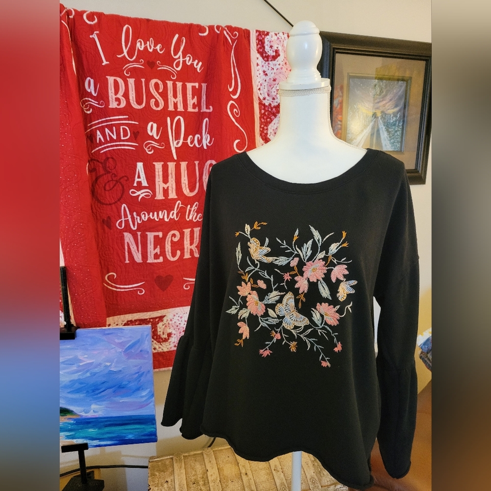 BOHO BELL SLEEVED EMBROIDERED Top